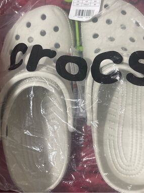 CROCS Classic Clog in Off-White/Cream